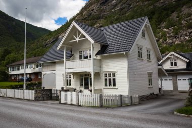 Sogndal, Norveç-Temmuz 13: Ahşap ev 13 Temmuz 2016 Sogndal, Norveç'te. Norveç evleri.