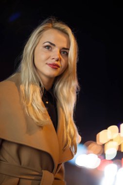 Dışarıda poz veren güzel bir kadın.