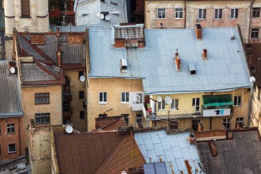Aşağı Lviv Ukrayna şehri çatıların üzerinde göster