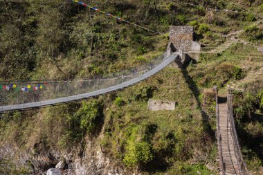 Köprü Annapurna Merkez kampına yolda. Nepal.