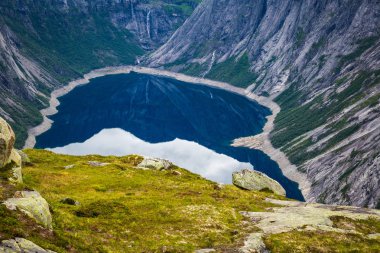 Göl Ringedalsvatnet görünümüne