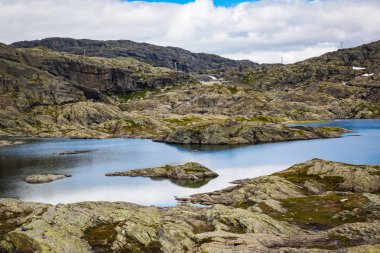 Trolltunga için yolda Norveç dağların güzel manzara