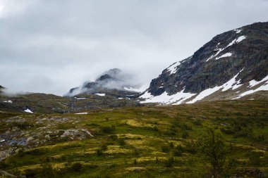 Trolltunga için yolda Norveç dağların güzel manzara