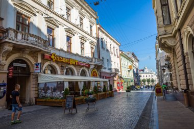 Romanya'nın küçük kasabalarını gündüz gezerken, bina ve mimariye bakış, Romanya 