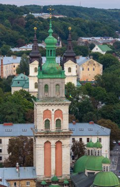 Aşağı Lviv Ukrayna şehri çatıların üzerinde göster
