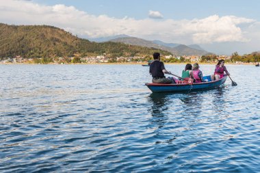Gündüz, Güney Asya'da Nepal gezilerinde seyahat 
