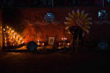 Kumily, Hindistan-19 Şubat: Kalaripayattu 19 Şubat 2013 Kumily, Hindistan'da dizide. Hint geleneksel dövüş sanatları Kalaripayattu.