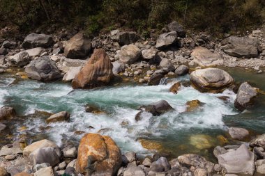 Dağ nehir Merkez kampına Annapurna, Himalayalar, yolda