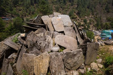 Taş masa Everest Ana kampı için yolda