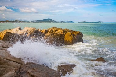 güzel dalgalar üzerinde tropikal ada Samui, Tayland