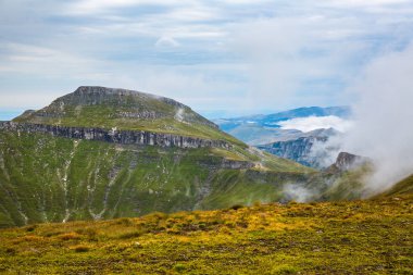 Karadağ dağ silsilesi içinde Karpatlar yaz Panoraması