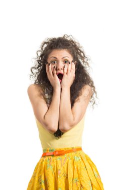 Sarı tişört şok yüz genç çekici kız