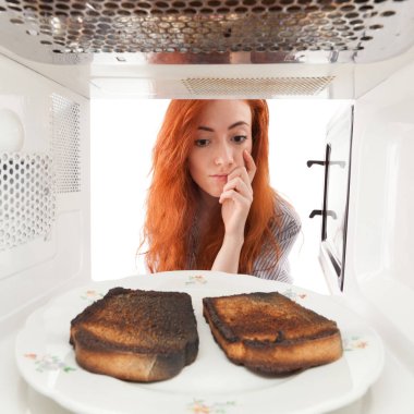 Mikrodalga yanmış tost isteyen kız