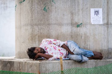 Delhi, Hindistan-Ağustos 29: Hindu sokakta 29 Ağustos 2013 Delhi, Hindistan uyuyor. Hindu adam şehrin sokak uyku