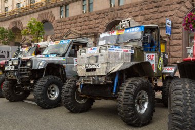 Kiev, Ukrayna-Haziran 29: Ukrayna Kupası 29, 2013 yılında Kiev, Ukrayna. SUV'lar Maidan tarihinde Ukrayna Trophy yarış başında.