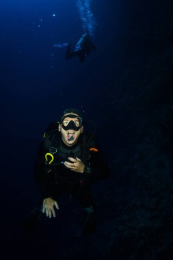 Dalgıç Kızıldeniz reaf üzerinde