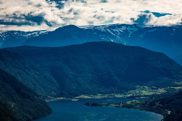 从高处看 Sognefjorden 的全景 — 图库照片