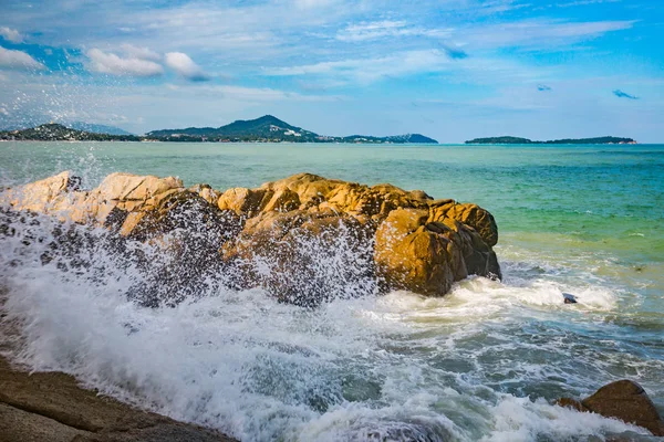 熱帯の美しい波島サムイ島 — ストック写真