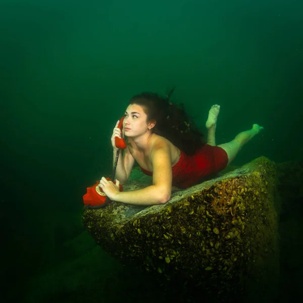 Het Meisje Ligt Bodem Van Het Meer Chatten Telefoon — Stockfoto