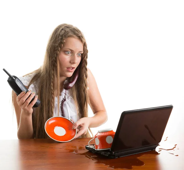 ノート パソコンにコーヒーをこぼしてきれいな女性 — ストック写真