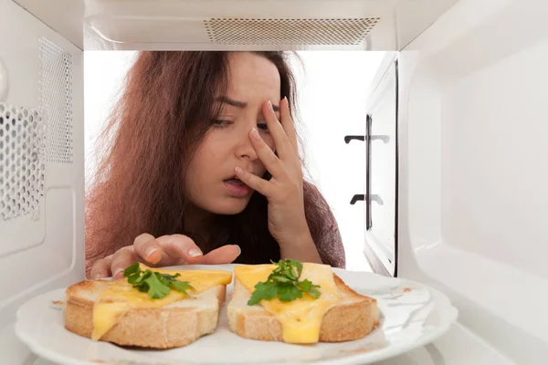 Muchacha Atractiva Mirando Microondas — Foto de Stock