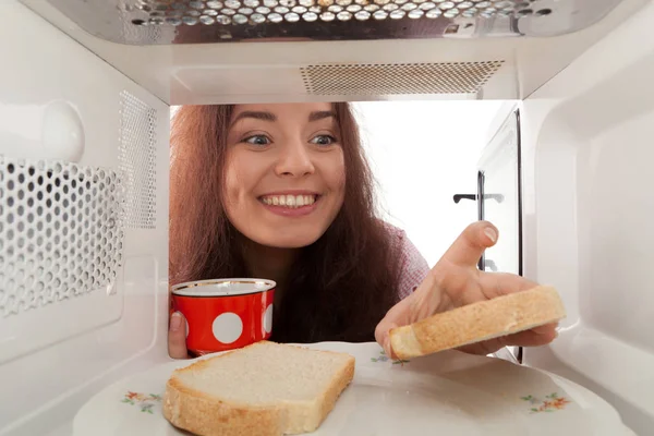 Menina Atraente Tomando Tost Microondas — Fotografia de Stock