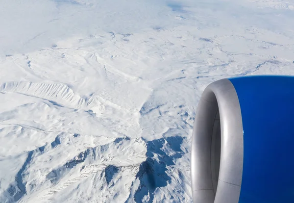 Montanhas Cobertas Neve Janela Avião — Fotografia de Stock