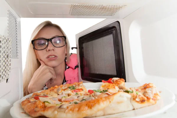 Gadis Yang Menarik Membuka Microwave — Stok Foto