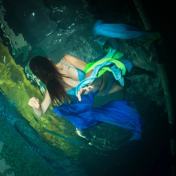 Fille Drôle Nager Sous Eau Dans Une Piscine — Photo