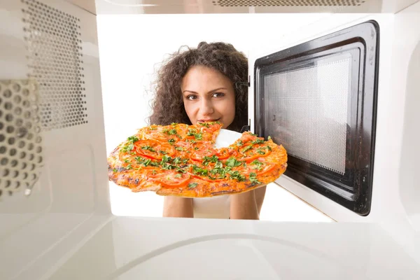 Rapariga Tirar Uma Pizza Micro Ondas — Fotografia de Stock