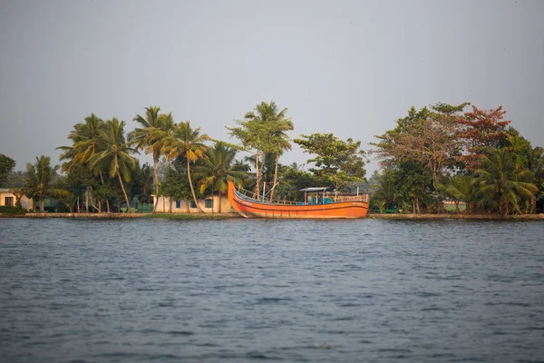 印度喀拉拉邦运河系统上的多号船 — 图库照片