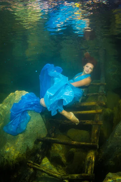 Joven Mujer Elegante Vestido Posando Cerca Las Escaleras Lago —  Fotos de Stock