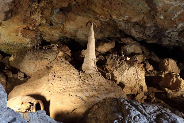 Kızıl-Koba bir Kırım mağarada. Başka bir ad kırmızı mağara