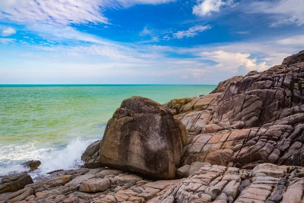 güzel dalgalar üzerinde tropikal ada Samui, Tayland