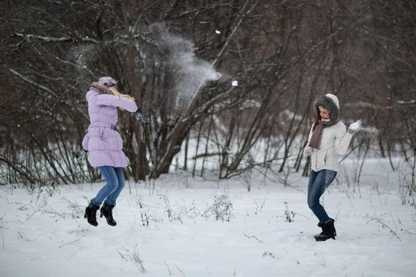 Due Ragazze Che Giocano Nella Neve — Foto Stock