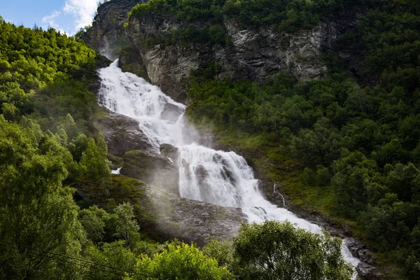 Majestätiska Vattenfall Och Gröna Växtligheten Nationalparken Jotunheimen Norge — Stockfoto