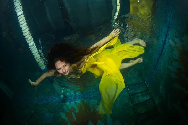 Sierlijke Meisje Onderwater Zwemmen Een Zwembad — Stockfoto