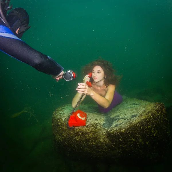 Het Meisje Ligt Bodem Van Het Meer Chatten Telefoon — Stockfoto