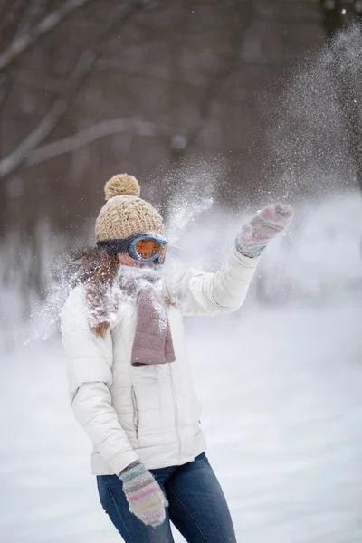 Ragazza Che Gioca Nella Neve — Foto Stock