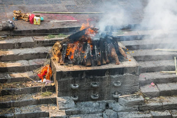 Katmandu, Nepal-Nisan 25: Pashupatinath 25, ölü yakma 2016 Katmandu, Nepal. Hindu tören kremasyon Pashupatinath Tapınağı