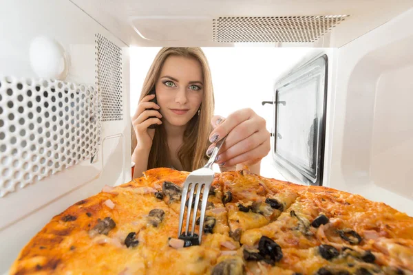 Chica Mirando Una Pizza Microondas — Foto de Stock