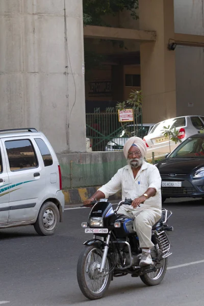 Мотоциклист Улице Индийского Города — стоковое фото