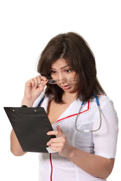 Jovem Atraente Enfermeira Surpreso Olhando Arquivo — Fotografia de Stock