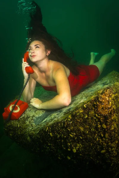 Het Meisje Ligt Bodem Van Het Meer Chatten Telefoon — Stockfoto