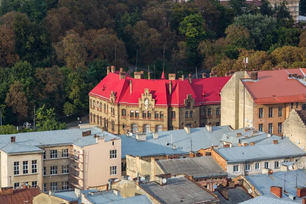 Aşağı Lviv Ukrayna şehri çatıların üzerinde göster