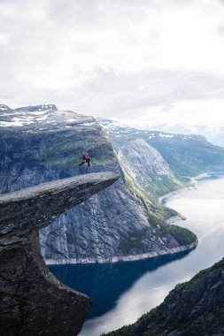Trolltunga (Troll dili) gündüz, Norveç'te bir kaya oluşumudur