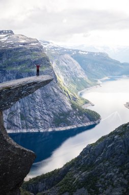 Trolltunga (Troll dili) gündüz, Norveç'te bir kaya oluşumudur