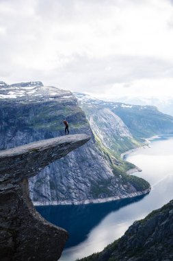 Trolltunga (Troll dili) gündüz, Norveç'te bir kaya oluşumudur