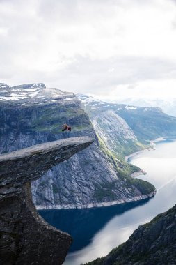 Trolltunga (Troll dili) gündüz, Norveç'te bir kaya oluşumudur