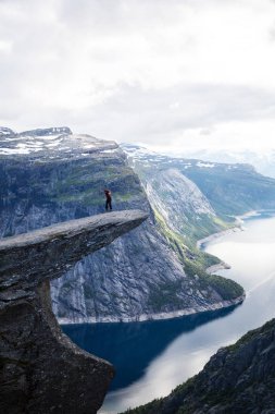 Trolltunga (Troll dili) gündüz, Norveç'te bir kaya oluşumudur